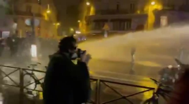 Polizeigewalt bei Protesten vor der Nationalversammlung in Paris...