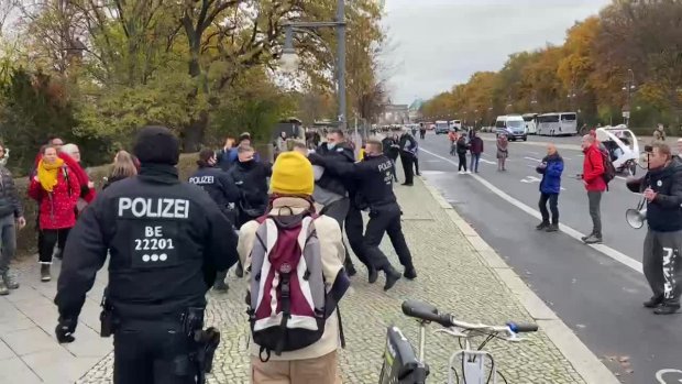 ERSTE FESTNAHMEN  (Etwa 9:30 Uhr zwischen Brandenburger Tor und Siegessäule) 18.11.2020