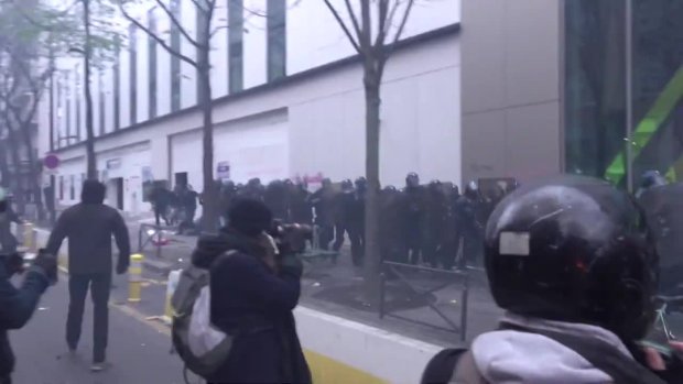 Schwerwiegende Zwischenfälle während der Demonstration gegen das globale Sicherheitsgesetz in Paris_05