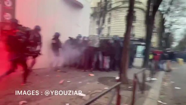 Schwerwiegende Zwischenfälle während der Demonstration gegen das globale Sicherheitsgesetz in Paris_07