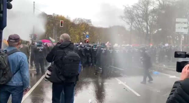 Polizeigewalt gegen friedliche Demonstranten!!_06_18.11.2020