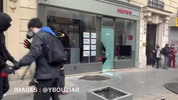 Schwerwiegende Zwischenfälle während der Demonstration gegen das globale Sicherheitsgesetz in Paris_04